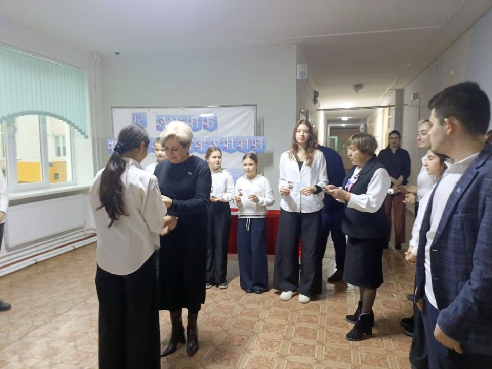 Ольга Урайкина: В День Конституции Российской Федерации в рамках торжественной линейки провела парламентский урок для 5-11 классов в МБОУ "Плодовская СОШ имени Сабадашева Е.М." Ольга Урайкина: В День Конституции Российской Федерации в рамках торжественной линейки провела парламентский урок для 5-11 классов в МБОУ "Плодовская СОШ имени Сабадашева Е.М."