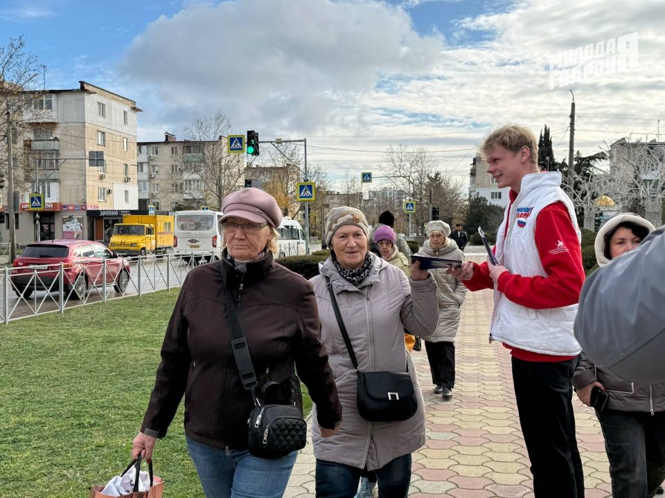 Евпаторийские молодогвардейцы провели акцию по раздаче Конституции России на улицах города Евпаторийские молодогвардейцы провели акцию по раздаче Конституции России на улицах города