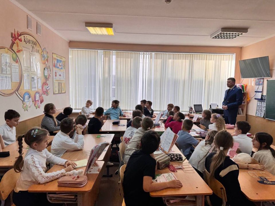 Работники прокуратуры города Симферополя провели интерактивные правовые уроки «Закон, который защищает» и «Конституция - основной закон государства» Работники прокуратуры города Симферополя провели интерактивные правовые уроки «Закон, который защищает» и «Конституция - основной закон государства»
