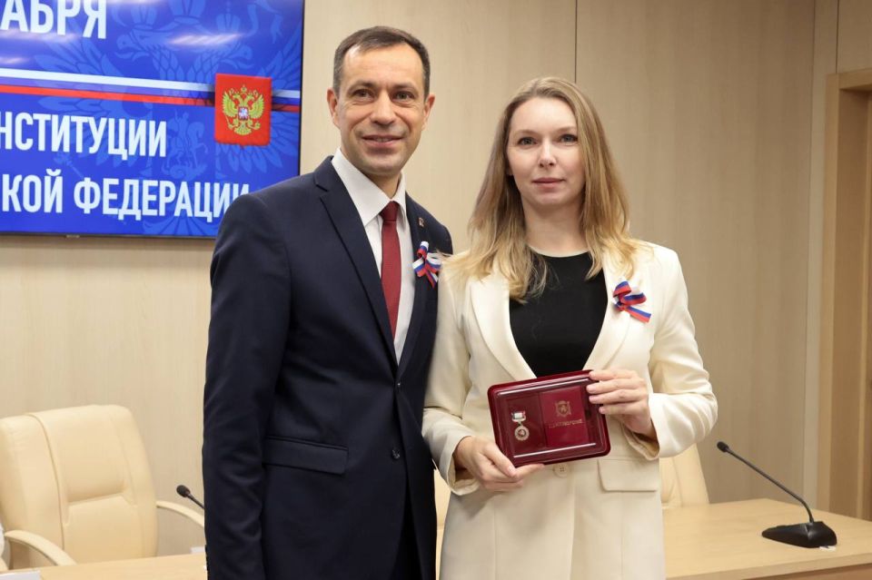 В парламенте Республики Крым вручили государственные награды ко Дню Конституции Российской Федерации В парламенте Республики Крым вручили государственные награды ко Дню Конституции Российской Федерации