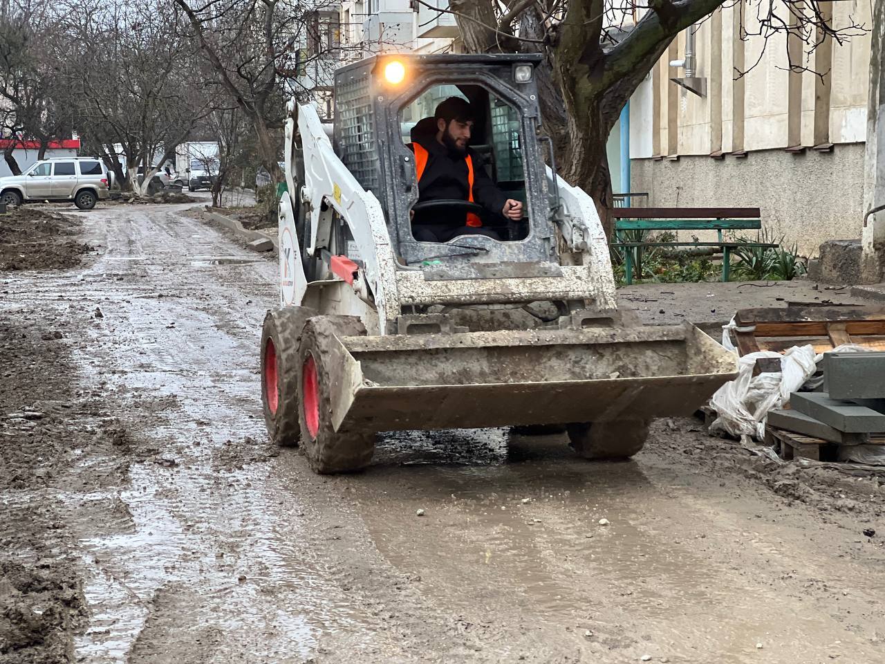 Во время традиционного утреннего рабочего объезда глава администрации Игорь Ивин проверил, как проходят работы по капитальному ремонту дворовых территорий Во время традиционного утреннего рабочего объезда глава администрации Игорь Ивин проверил, как проходят работы по капитальному ремонту дворовых территорий