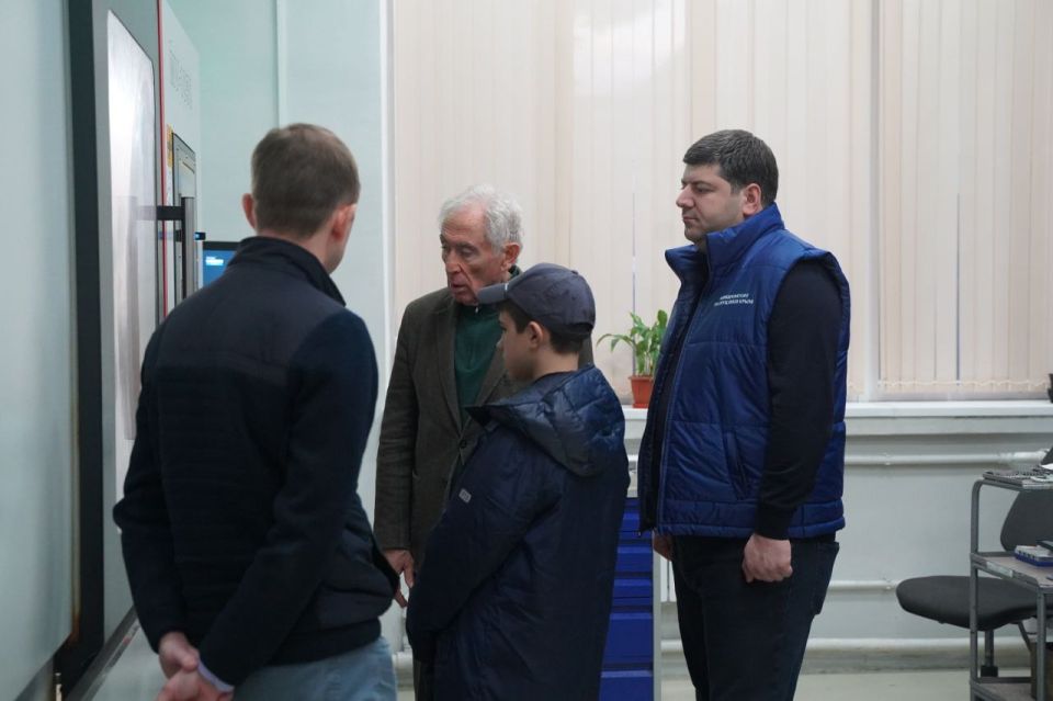 Сотрудники Министерства промышленности и торговли Республики Крым провели экскурсию по промышленным предприятиям Симферополя для юного изобретателя, участника Малой академии наук Республики Крым Святослава Колесникова Сотрудники Министерства промышленности и торговли Республики Крым провели экскурсию по промышленным предприятиям Симферополя для юного изобретателя, участника Малой академии наук Республики Крым Святослава Колесникова