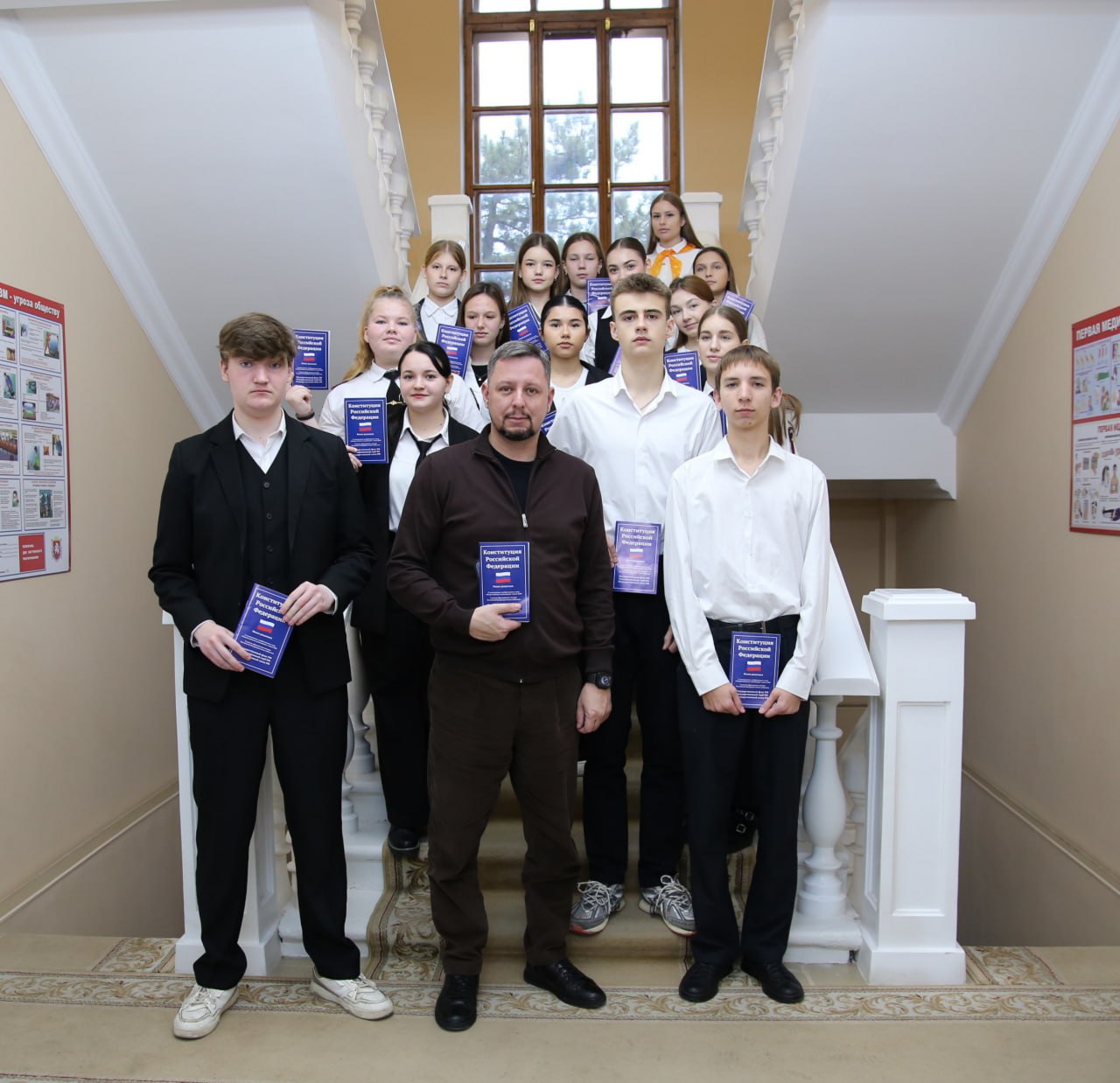 Дмитрий Скобликов: В День Конституции Российской Федерации провел встречу с учениками 7, 8 и 9-х классов Школьной академии Дмитрий Скобликов: В День Конституции Российской Федерации провел встречу с учениками 7, 8 и 9-х классов Школьной академии