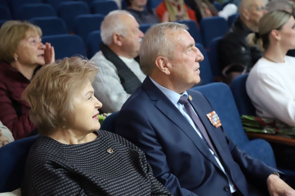Анжелика Ястребова: Сегодня свой 80-летний юбилей отмечает уважаемый общественный деятель, председатель Совета ветеранов Пукшин Николай Иванович Анжелика Ястребова: Сегодня свой 80-летний юбилей отмечает уважаемый общественный деятель, председатель Совета ветеранов Пукшин Николай Иванович