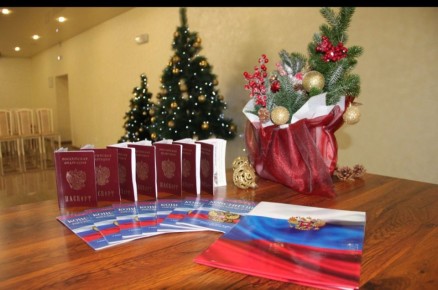 В знаменательный День Конституции Российской Федерации в Белогорском районном отделе ЗАГС также состоялось торжественное вручение первых паспортов