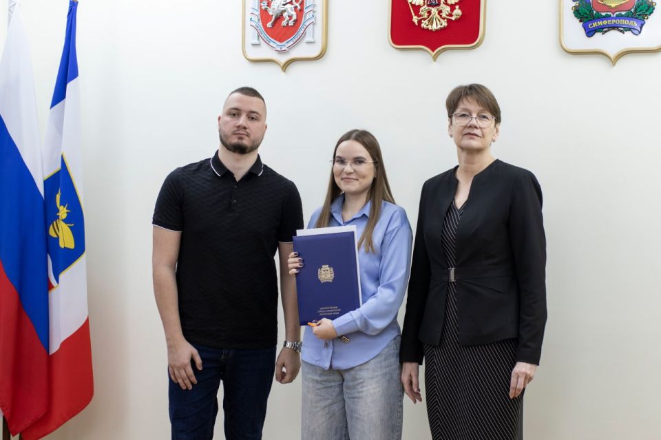 Сегодня, 12 декабря, заместитель главы администрации города Оксана Дмитриева вручила ключи от 16 квартир симферопольцам из числа детей-сирот и детей, оставшихся без попечения родителей Сегодня, 12 декабря, заместитель главы администрации города Оксана Дмитриева вручила ключи от 16 квартир симферопольцам из числа детей-сирот и детей, оставшихся без попечения родителей