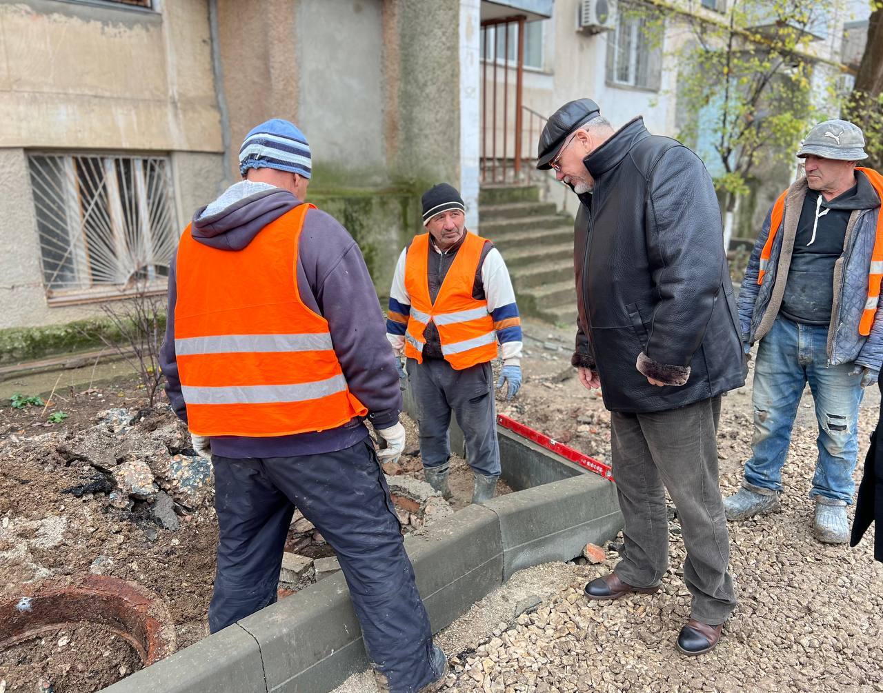 Во время традиционного утреннего рабочего объезда глава администрации Игорь Ивин проверил, как проходят работы по капитальному ремонту дворовых территорий Во время традиционного утреннего рабочего объезда глава администрации Игорь Ивин проверил, как проходят работы по капитальному ремонту дворовых территорий