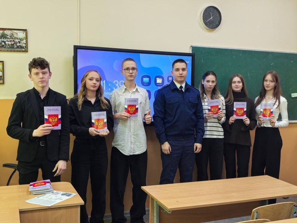 Работники прокуратуры города Симферополя провели интерактивные правовые уроки «Закон, который защищает» и «Конституция - основной закон государства» Работники прокуратуры города Симферополя провели интерактивные правовые уроки «Закон, который защищает» и «Конституция - основной закон государства»