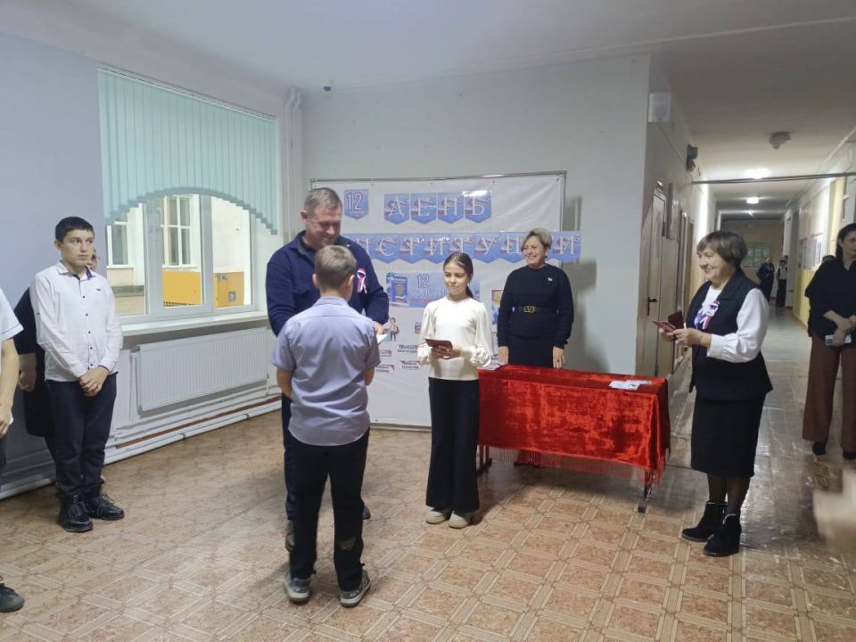 Ольга Урайкина: В День Конституции Российской Федерации в рамках торжественной линейки провела парламентский урок для 5-11 классов в МБОУ "Плодовская СОШ имени Сабадашева Е.М." Ольга Урайкина: В День Конституции Российской Федерации в рамках торжественной линейки провела парламентский урок для 5-11 классов в МБОУ "Плодовская СОШ имени Сабадашева Е.М."