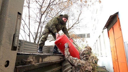 Волонтёры организации «Крым – родной дом» собирают груз, необходимый «за ленточкой»