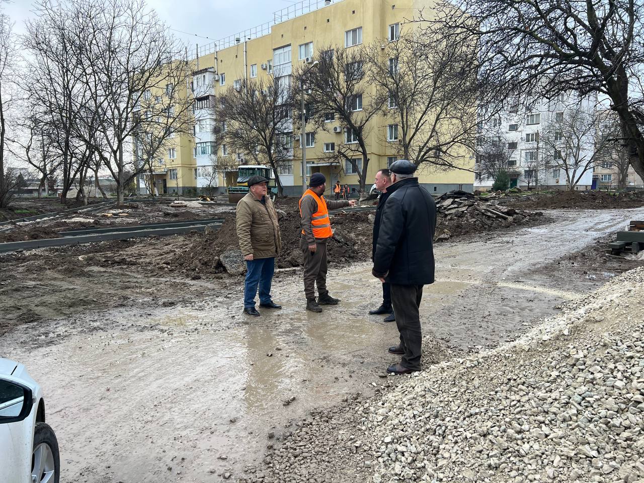 Во время традиционного утреннего рабочего объезда глава администрации Игорь Ивин проверил, как проходят работы по капитальному ремонту дворовых территорий Во время традиционного утреннего рабочего объезда глава администрации Игорь Ивин проверил, как проходят работы по капитальному ремонту дворовых территорий