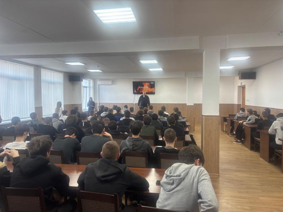 В День Конституции Российской Федерации транспортные полицейские провели для студентов Симферополя профилактические беседы В День Конституции Российской Федерации транспортные полицейские провели для студентов Симферополя профилактические беседы