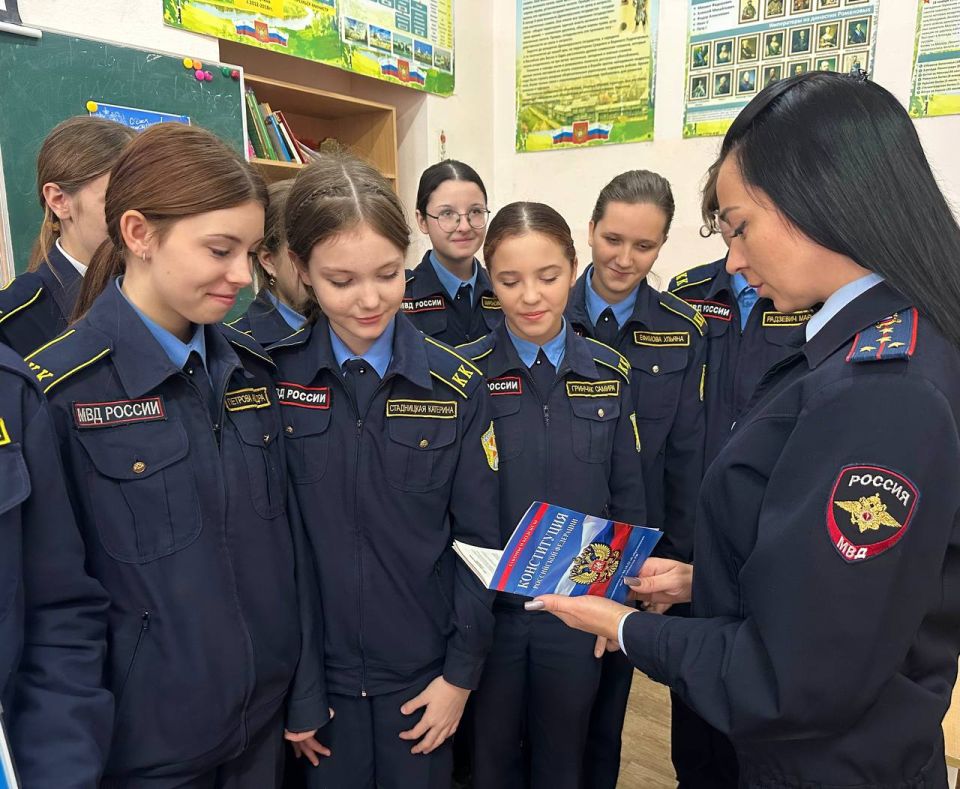 Феодосийские полицейские и общественники рассказали кадетам о главном законе страны