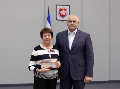 Аксёнов вручил награды крымчанам в честь Дня Конституции России