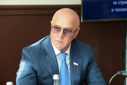 Выездное заседание Комитета ГС РК по строительству, жилищной политике и топливно-энергетическому комплексу в Судаке под председательством Валерия Коваленко