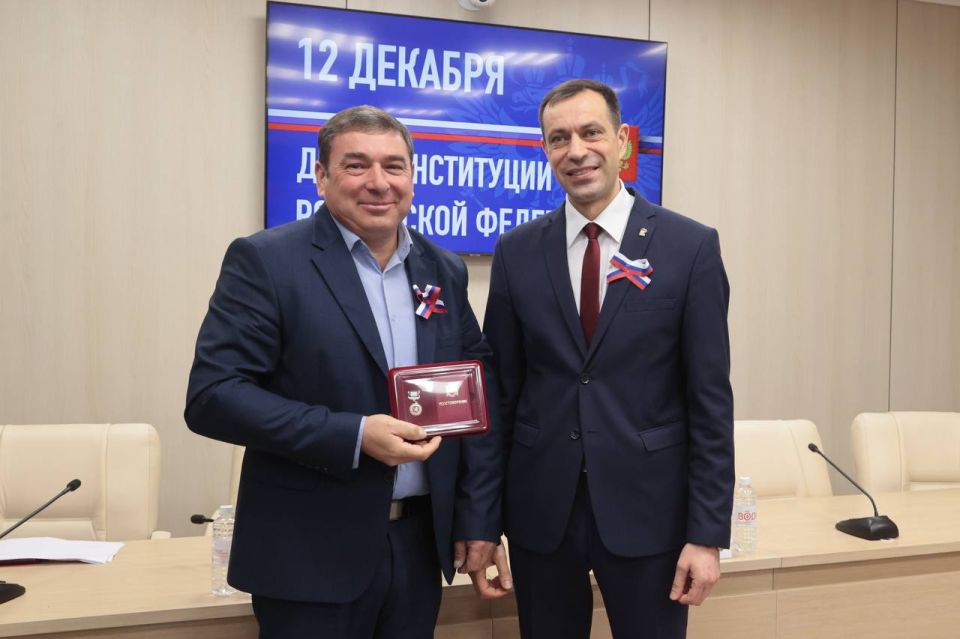 В парламенте Республики Крым вручили государственные награды ко Дню Конституции Российской Федерации В парламенте Республики Крым вручили государственные награды ко Дню Конституции Российской Федерации