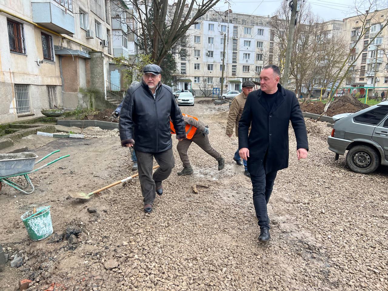 Во время традиционного утреннего рабочего объезда глава администрации Игорь Ивин проверил, как проходят работы по капитальному ремонту дворовых территорий Во время традиционного утреннего рабочего объезда глава администрации Игорь Ивин проверил, как проходят работы по капитальному ремонту дворовых территорий