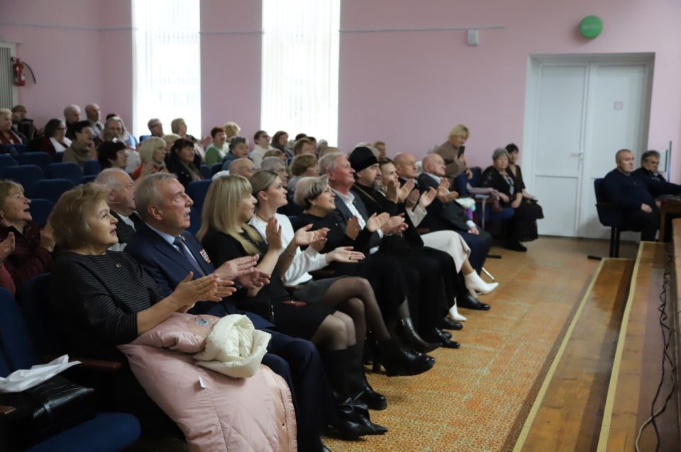 Анжелика Ястребова: Сегодня свой 80-летний юбилей отмечает уважаемый общественный деятель, председатель Совета ветеранов Пукшин Николай Иванович Анжелика Ястребова: Сегодня свой 80-летний юбилей отмечает уважаемый общественный деятель, председатель Совета ветеранов Пукшин Николай Иванович