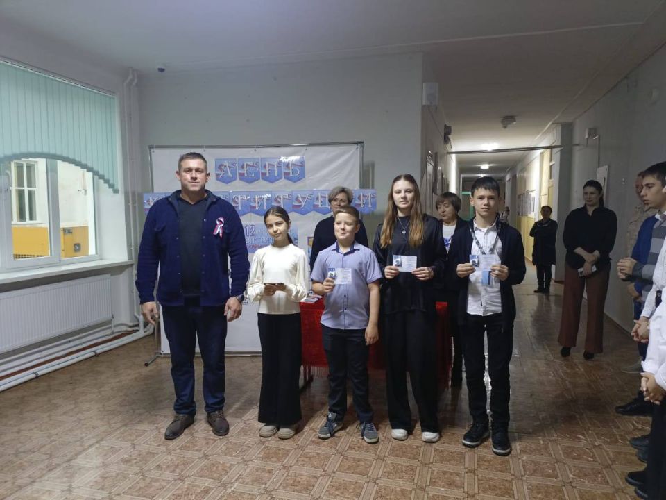 Ольга Урайкина: В День Конституции Российской Федерации в рамках торжественной линейки провела парламентский урок для 5-11 классов в МБОУ "Плодовская СОШ имени Сабадашева Е.М." Ольга Урайкина: В День Конституции Российской Федерации в рамках торжественной линейки провела парламентский урок для 5-11 классов в МБОУ "Плодовская СОШ имени Сабадашева Е.М."