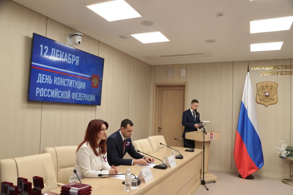В парламенте Республики Крым вручили государственные награды ко Дню Конституции Российской Федерации В парламенте Республики Крым вручили государственные награды ко Дню Конституции Российской Федерации