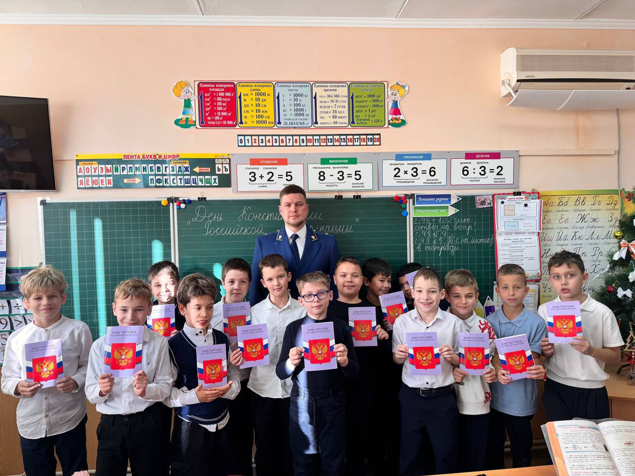 Работники прокуратуры города Симферополя в преддверии Дня Конституции Российской Федерации для учащихся средней общеобразовательной школы- детского сада №6 провели познавательное мероприятие Работники прокуратуры города Симферополя в преддверии Дня Конституции Российской Федерации для учащихся средней общеобразовательной школы- детского сада №6 провели познавательное мероприятие