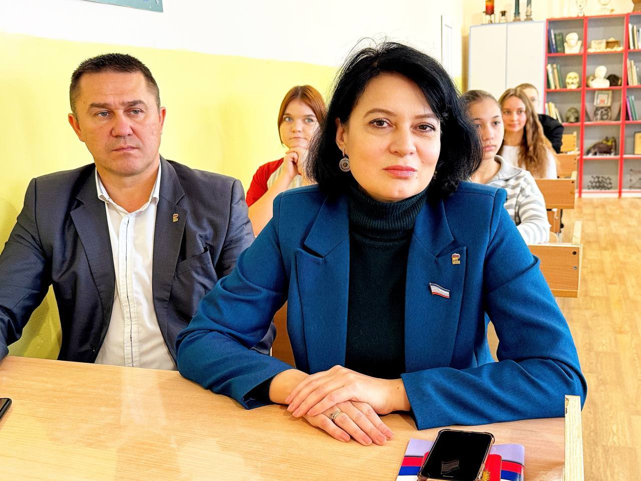 Депутат Жанна Хуторенко рассказала школьникам о Конституции России