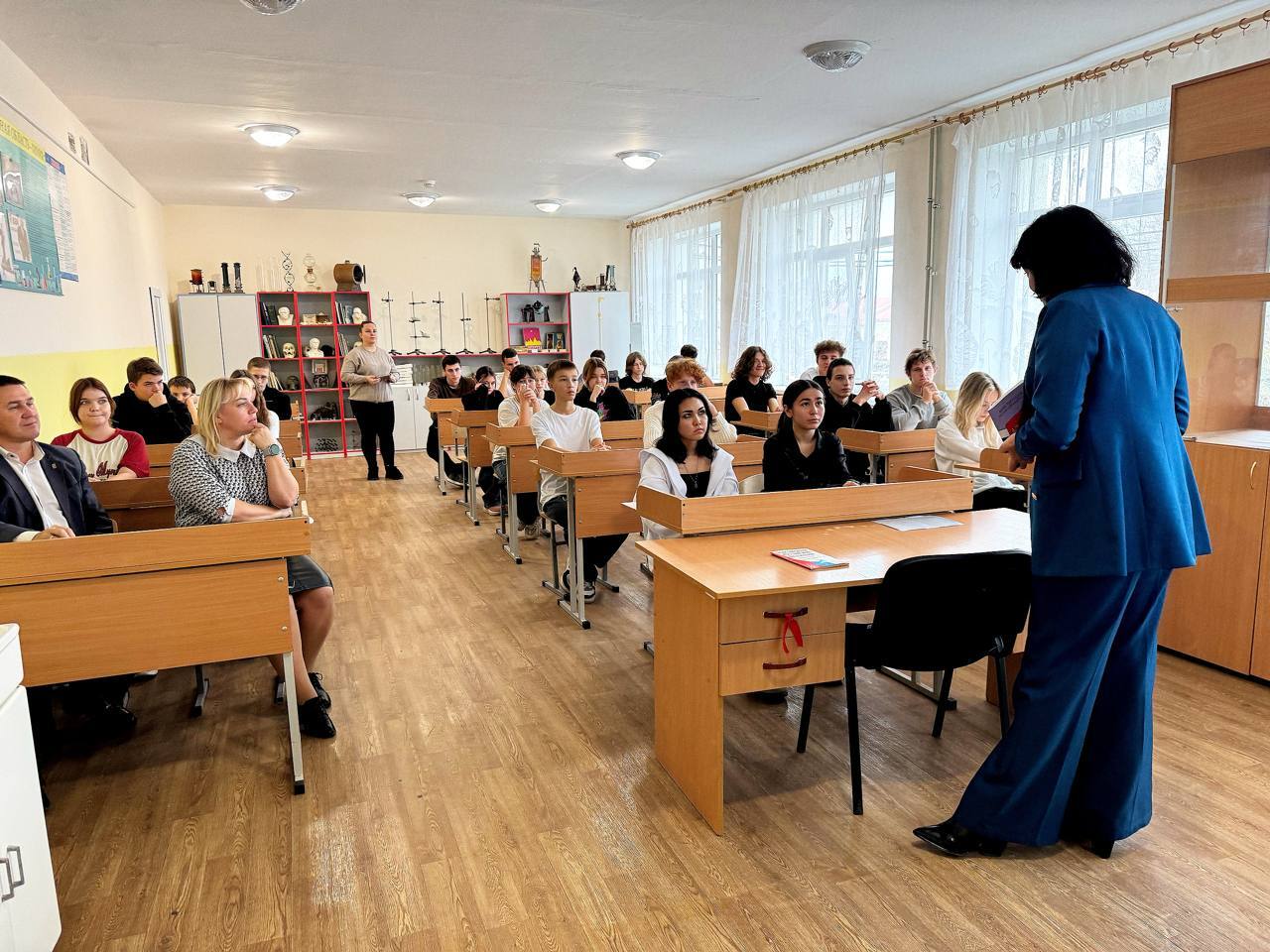 Депутат Жанна Хуторенко рассказала школьникам о Конституции России Депутат Жанна Хуторенко рассказала школьникам о Конституции России