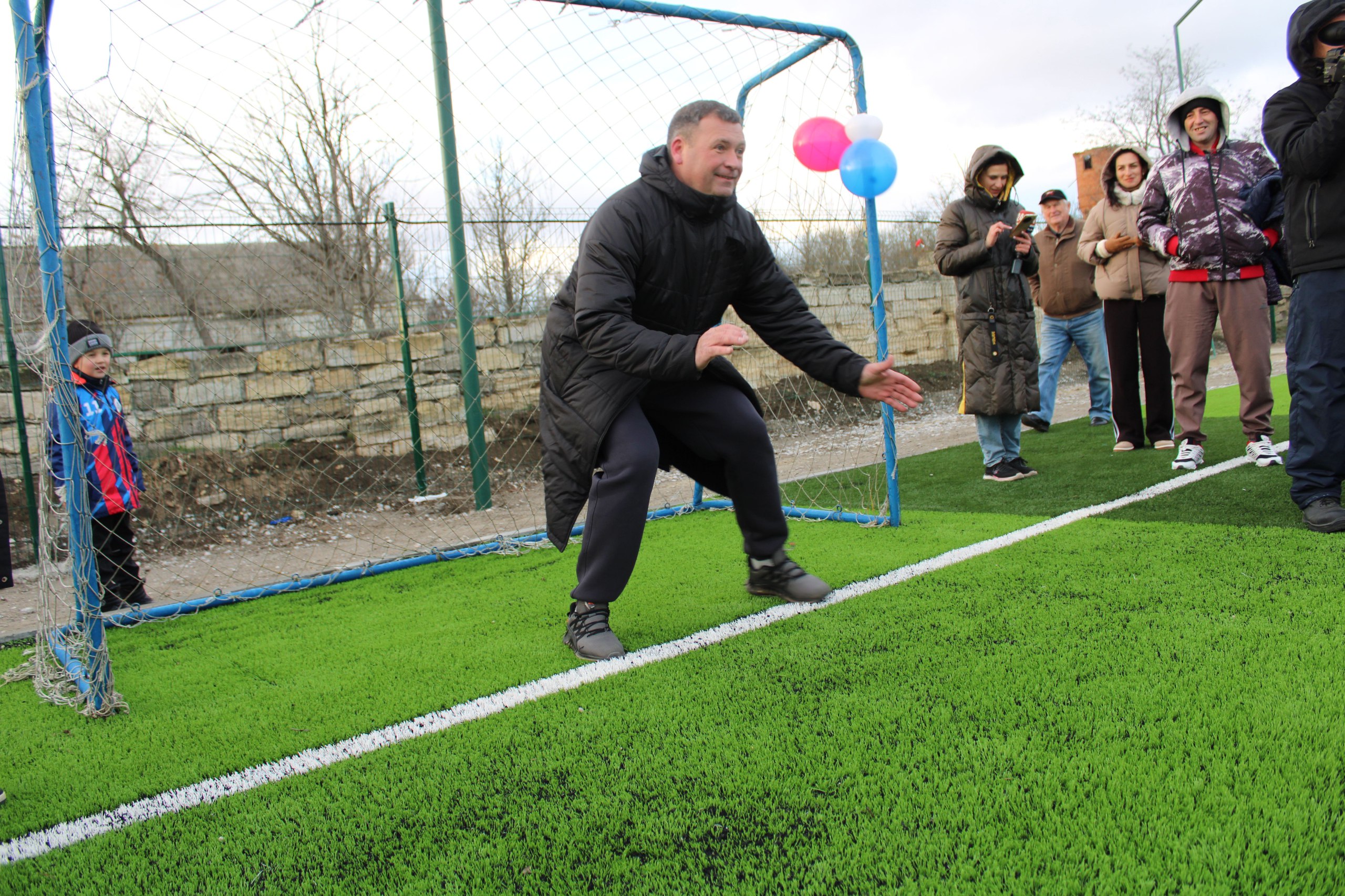 Игорь Крутьков: Друзья свершилось!!!. Сегодня вместе с Министром спорта Крыма Ольгой Торубаровой принял участие в торжественном открытии великолепного футбольного поля в селе Чистополье Игорь Крутьков: Друзья свершилось!!!. Сегодня вместе с Министром спорта Крыма Ольгой Торубаровой принял участие в торжественном открытии великолепного футбольного поля в селе Чистополье