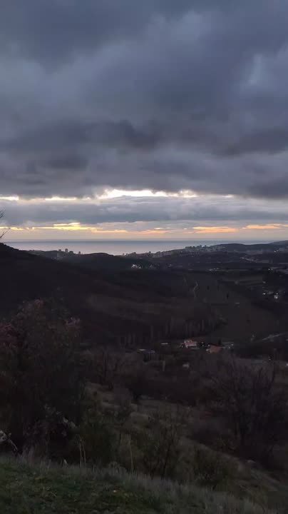 Галина Огнёва: С высоты видно, как над нашей Алуштой и морем клубятся облака, будто огромная воздушная волна