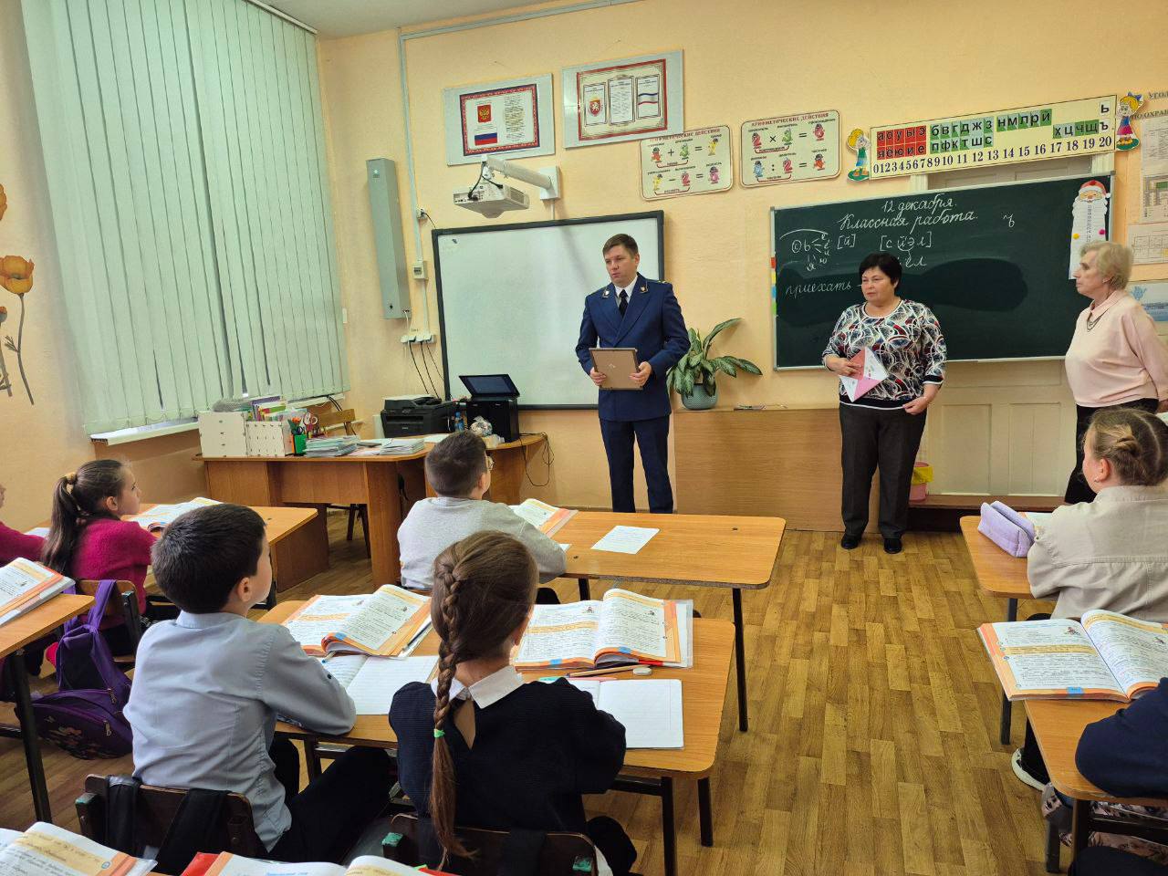 Прокурор Советского района Иван Рыбаков вручил победителям организованного прокуратурой района конкурса рисунков «Конституция Российской Федерации глазами детей», грамоты и подарки Прокурор Советского района Иван Рыбаков вручил победителям организованного прокуратурой района конкурса рисунков «Конституция Российской Федерации глазами детей», грамоты и подарки