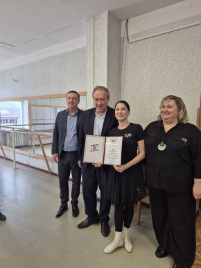 По поручению министра культуры Республики Крым Татьяны Манежиной ко Дню Конституции Российской Федерации заместитель министра культуры Андрей Терещенко, начальник управления искусств Наталья Сапожникова, генеральный директор...