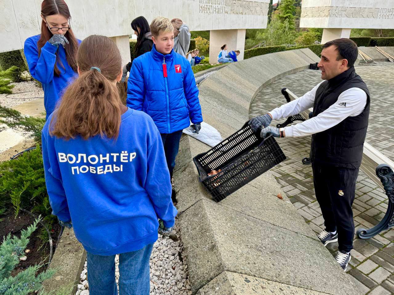Волонтёры Победы Ялты продолжают совместную с МБУ «Зеленстрой» акцию «Цветы Памяти» - высадку цветов в честь героев Великой Отечественной войны и участников СВО! Волонтёры Победы Ялты продолжают совместную с МБУ «Зеленстрой» акцию «Цветы Памяти» - высадку цветов в честь героев Великой Отечественной войны и участников СВО!