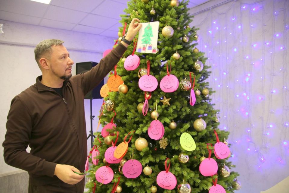 Глава администрации города Бахчисарая Дмитрий Скобликов принял участие в ежегодной благотворительной акции «Ёлка желаний» Глава администрации города Бахчисарая Дмитрий Скобликов принял участие в ежегодной благотворительной акции «Ёлка желаний»