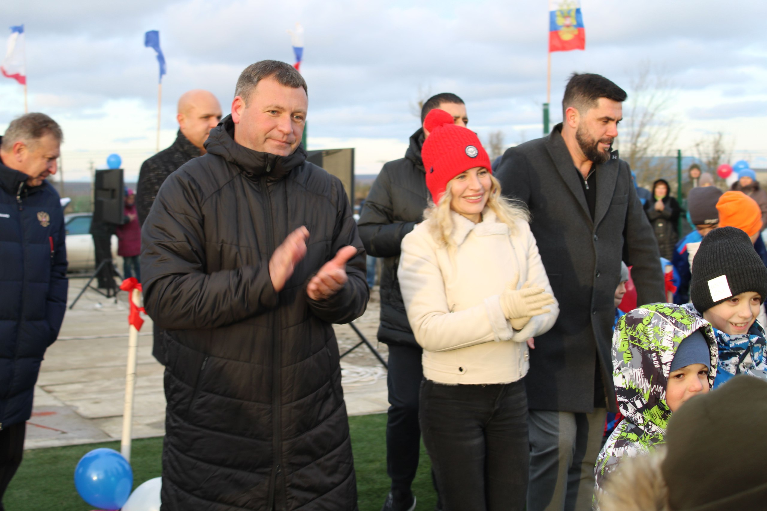 Игорь Крутьков: Друзья свершилось!!!. Сегодня вместе с Министром спорта Крыма Ольгой Торубаровой принял участие в торжественном открытии великолепного футбольного поля в селе Чистополье Игорь Крутьков: Друзья свершилось!!!. Сегодня вместе с Министром спорта Крыма Ольгой Торубаровой принял участие в торжественном открытии великолепного футбольного поля в селе Чистополье