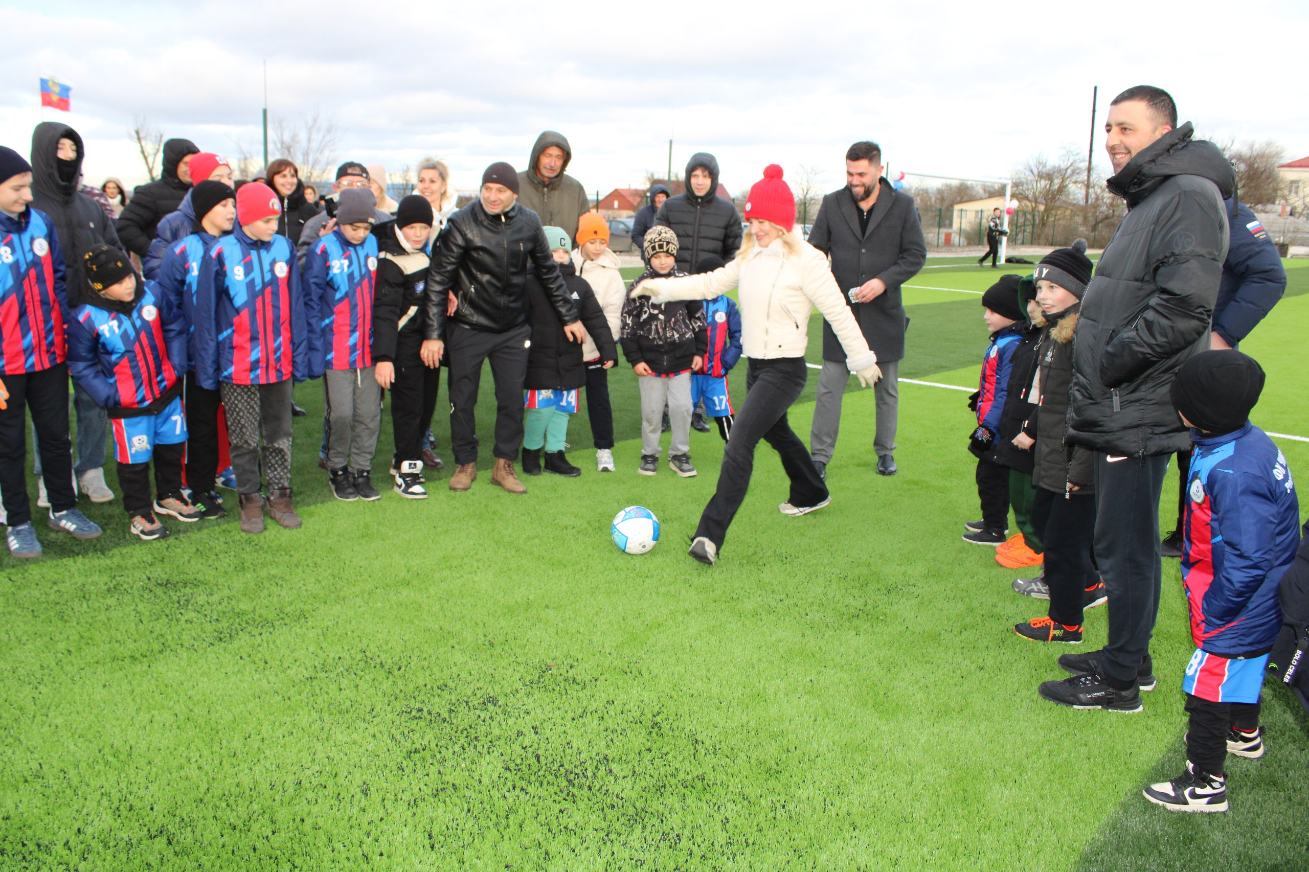 Игорь Крутьков: Друзья свершилось!!!. Сегодня вместе с Министром спорта Крыма Ольгой Торубаровой принял участие в торжественном открытии великолепного футбольного поля в селе Чистополье Игорь Крутьков: Друзья свершилось!!!. Сегодня вместе с Министром спорта Крыма Ольгой Торубаровой принял участие в торжественном открытии великолепного футбольного поля в селе Чистополье