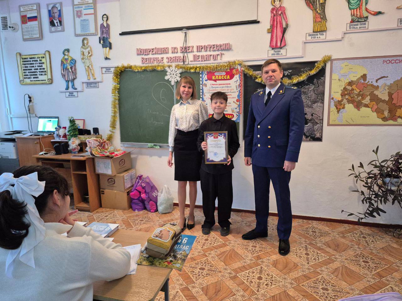 Прокурор Советского района Иван Рыбаков вручил победителям организованного прокуратурой района конкурса рисунков «Конституция Российской Федерации глазами детей», грамоты и подарки Прокурор Советского района Иван Рыбаков вручил победителям организованного прокуратурой района конкурса рисунков «Конституция Российской Федерации глазами детей», грамоты и подарки