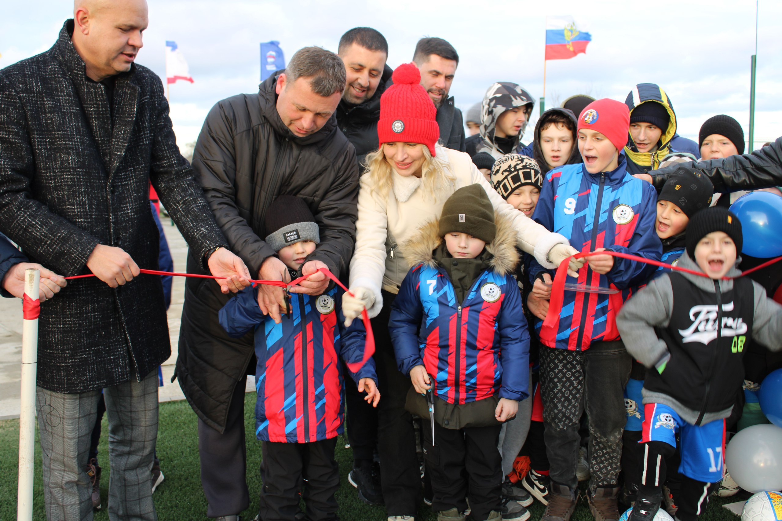 Игорь Крутьков: Друзья свершилось!!!. Сегодня вместе с Министром спорта Крыма Ольгой Торубаровой принял участие в торжественном открытии великолепного футбольного поля в селе Чистополье