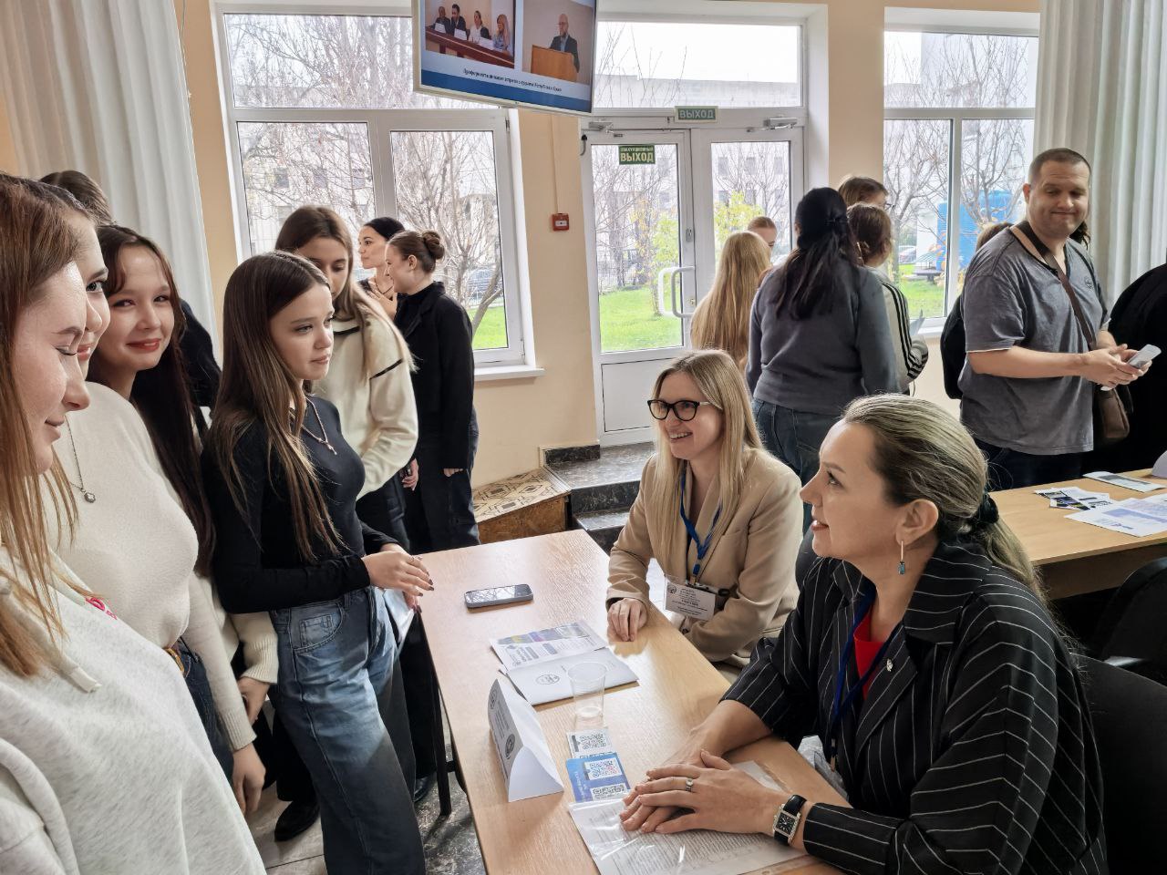 Заместитель министра юстиции Республики Крым Людмила Назаренко совместно с представителем кадровой службы министерства приняли участие в профориентационном мероприятии «Ярмарка вакансий», которое прошло на базе Крымского... Заместитель министра юстиции Республики Крым Людмила Назаренко совместно с представителем кадровой службы министерства приняли участие в профориентационном мероприятии «Ярмарка вакансий», которое прошло на базе Крымского...