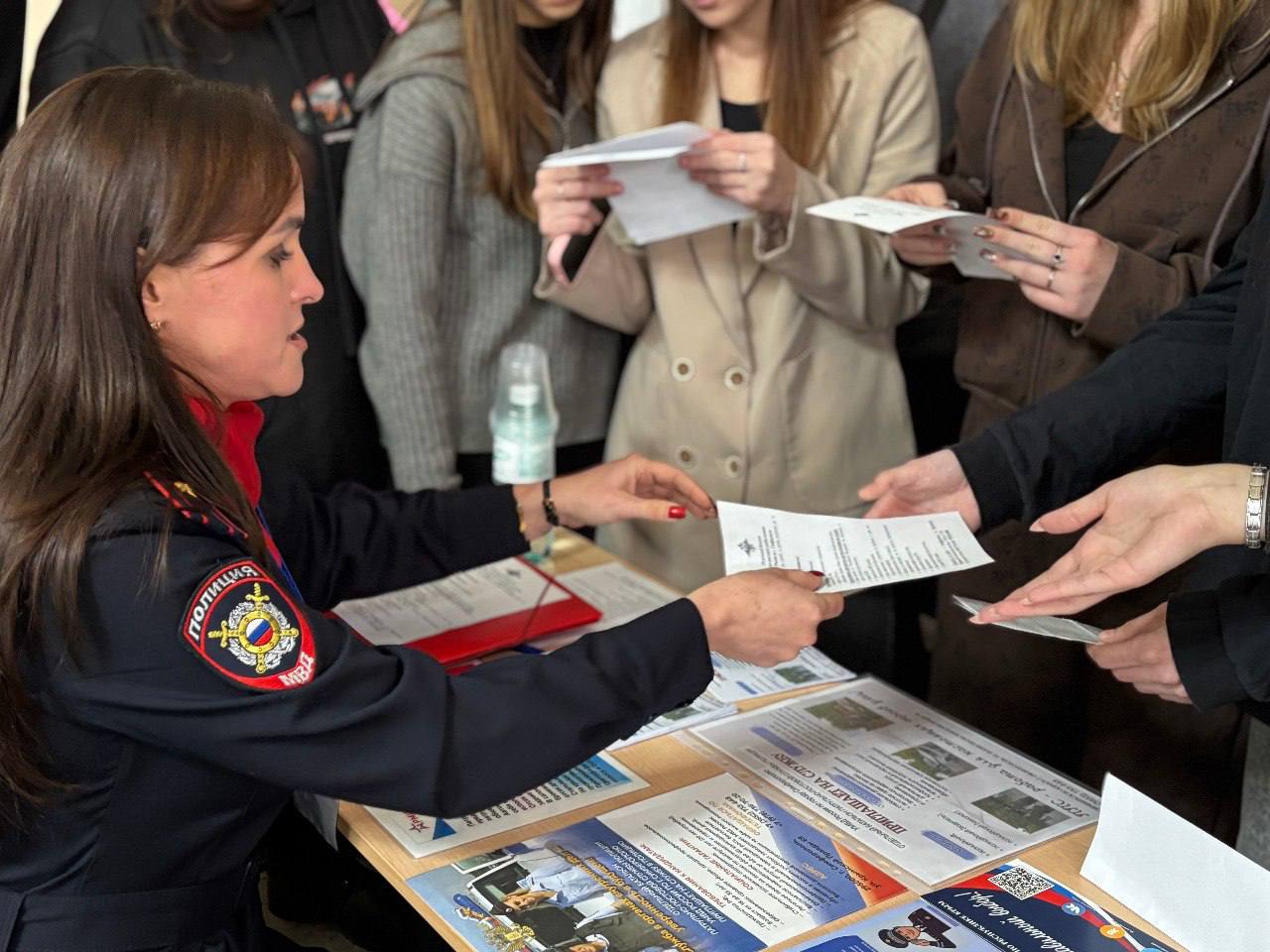 Полицейские Симферополя приняли участие в «Ярмарке вакансий» Полицейские Симферополя приняли участие в «Ярмарке вакансий»