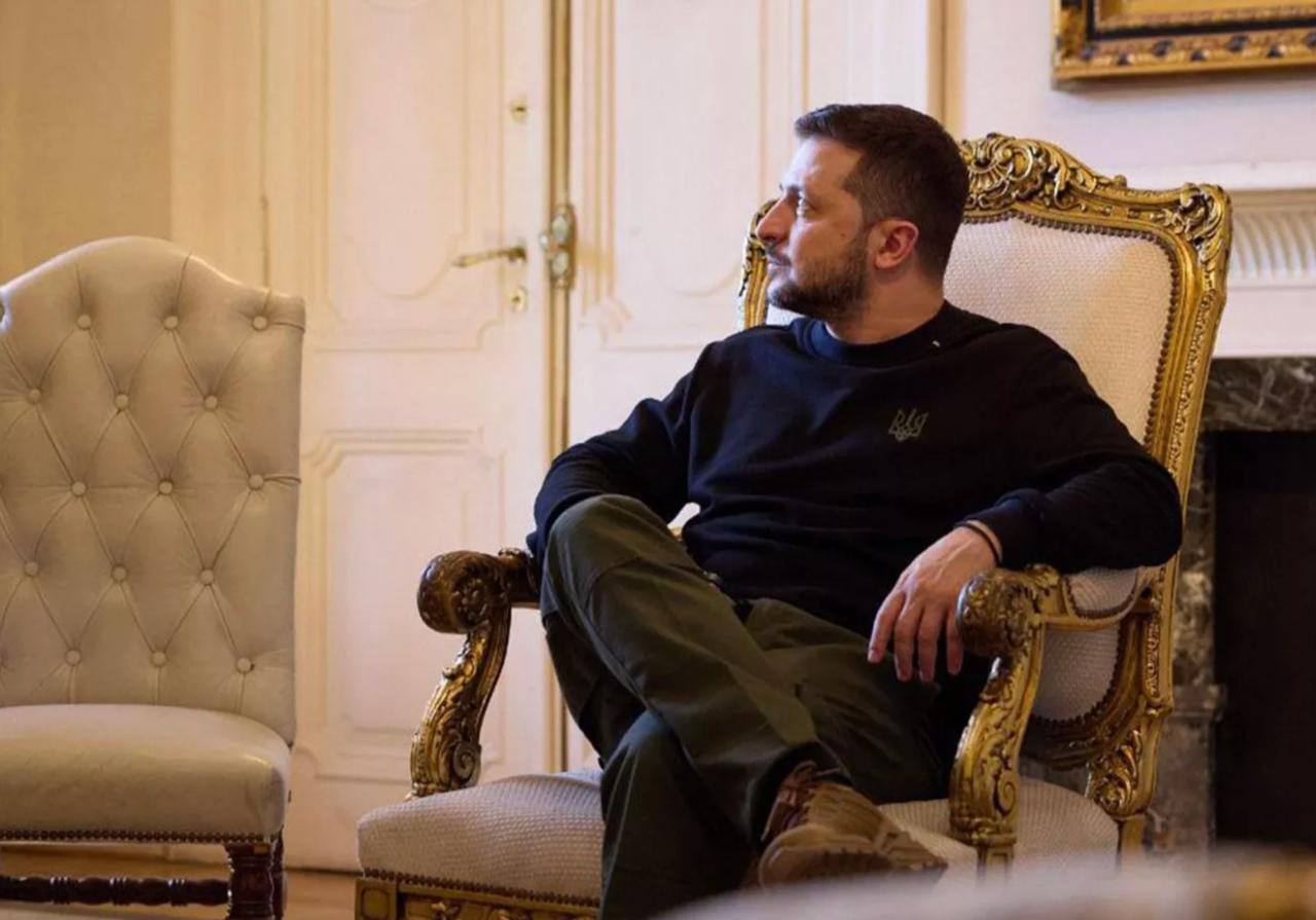 Анекдот дня: Зеленский заявил, что не держится за своё кресло, да и вообще, приказал депутатам подготовить варианты на случай возможного проведения выборов