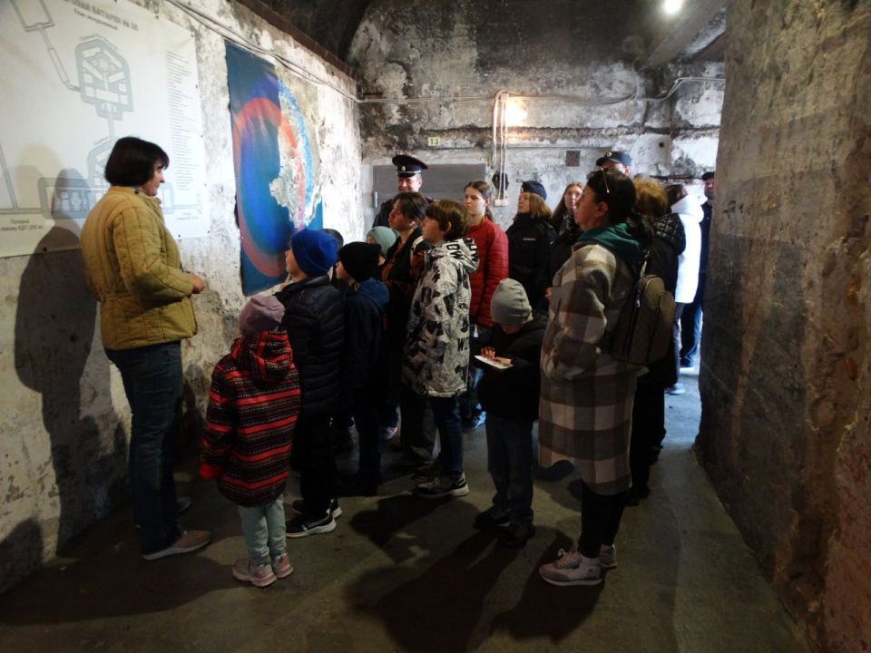 Севастопольские полицейские организовали для воспитанников приюта экскурсию на «35-ю береговую батарею» Севастопольские полицейские организовали для воспитанников приюта экскурсию на «35-ю береговую батарею»