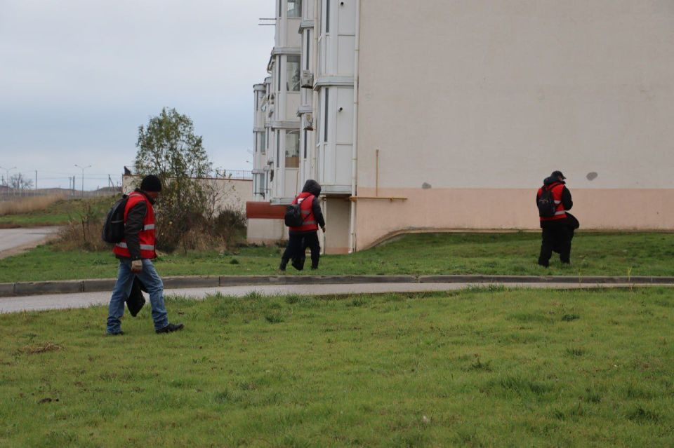 Ежедневно в любую погоду бригады в красных жилетах выходят на уборку городских пространств Ежедневно в любую погоду бригады в красных жилетах выходят на уборку городских пространств