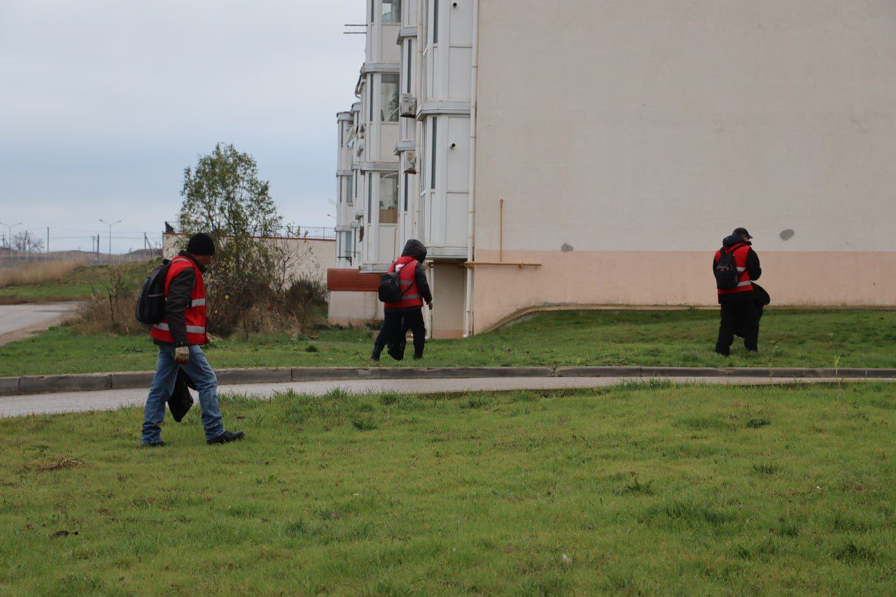 Ежедневно в любую погоду бригады в красных жилетах выходят на уборку городских пространств Ежедневно в любую погоду бригады в красных жилетах выходят на уборку городских пространств