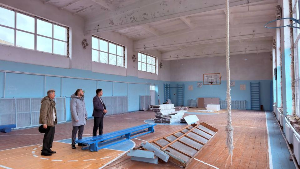 Антон Кравец: В ходе рабочей поездки в Новогригорьевское сельское поселение посетил среднюю общеобразовательную школу, где в настоящее время идут работы по замене оконных блоков на энергосберегающие Антон Кравец: В ходе рабочей поездки в Новогригорьевское сельское поселение посетил среднюю общеобразовательную школу, где в настоящее время идут работы по замене оконных блоков на энергосберегающие