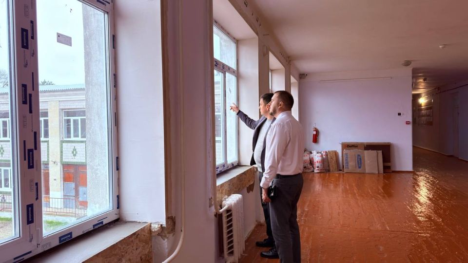 Антон Кравец: В ходе рабочей поездки в Новогригорьевское сельское поселение посетил среднюю общеобразовательную школу, где в настоящее время идут работы по замене оконных блоков на энергосберегающие Антон Кравец: В ходе рабочей поездки в Новогригорьевское сельское поселение посетил среднюю общеобразовательную школу, где в настоящее время идут работы по замене оконных блоков на энергосберегающие