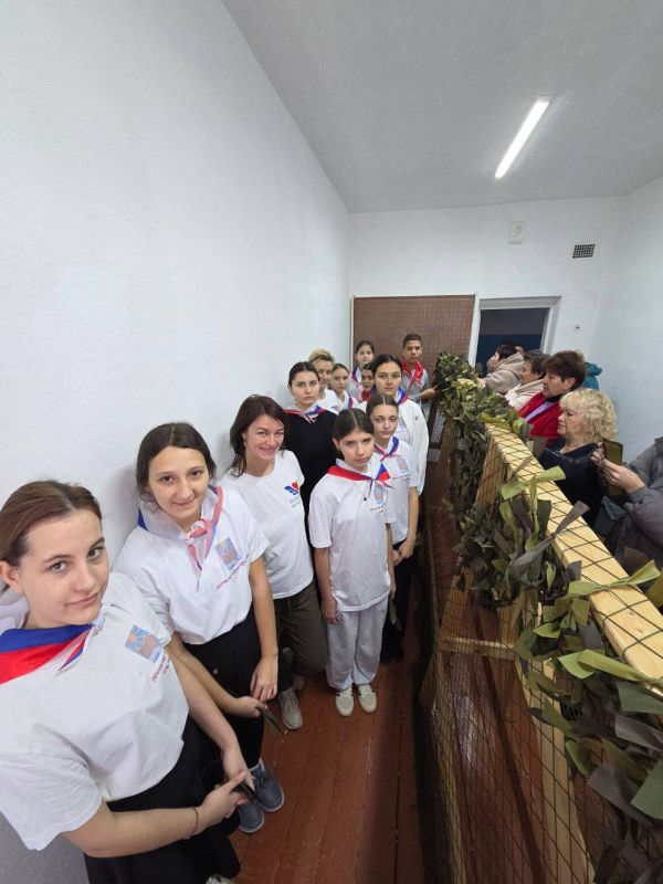 Антон Кравец: Нижнегорский район, а именно школа в с.Дрофино, сделали еще один уверенный шаг в патриотическом направлении - благодаря волонтерам организации «Весточка иZ Крыма» в общеобразовательном учреждении появилась...