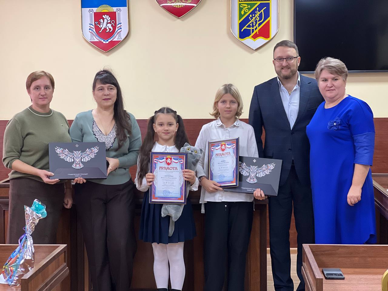 Сегодня первый заместитель главы администрации Жанна Хмур совместно с и начальником управления содействия занятости населения Министерства труда и социальной защиты Республики Крым Денисом Кондрашкиным провели торжественное...