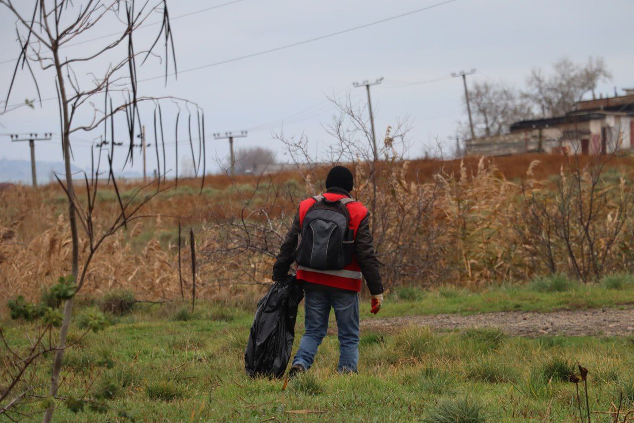 Ежедневно в любую погоду бригады в красных жилетах выходят на уборку городских пространств Ежедневно в любую погоду бригады в красных жилетах выходят на уборку городских пространств