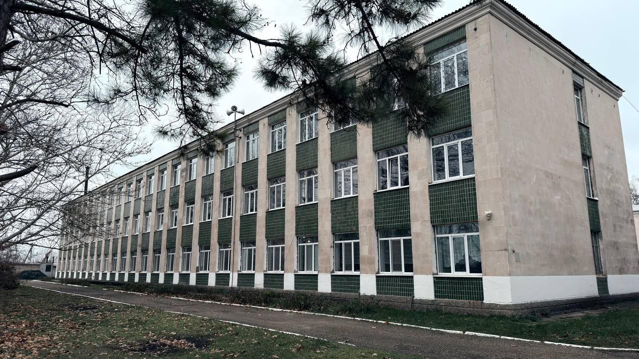 Антон Кравец: В ходе рабочей поездки в Новогригорьевское сельское поселение посетил среднюю общеобразовательную школу, где в настоящее время идут работы по замене оконных блоков на энергосберегающие Антон Кравец: В ходе рабочей поездки в Новогригорьевское сельское поселение посетил среднюю общеобразовательную школу, где в настоящее время идут работы по замене оконных блоков на энергосберегающие