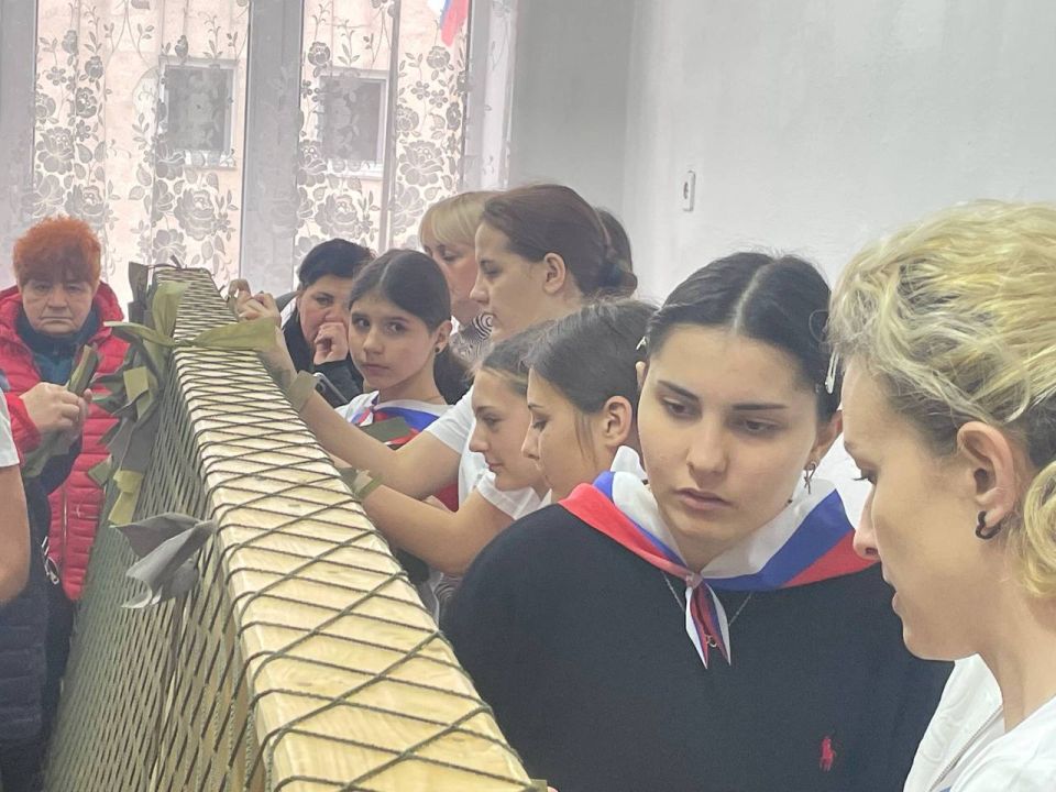 Антон Кравец: Нижнегорский район, а именно школа в с.Дрофино, сделали еще один уверенный шаг в патриотическом направлении - благодаря волонтерам организации «Весточка иZ Крыма» в общеобразовательном учреждении появилась... Антон Кравец: Нижнегорский район, а именно школа в с.Дрофино, сделали еще один уверенный шаг в патриотическом направлении - благодаря волонтерам организации «Весточка иZ Крыма» в общеобразовательном учреждении появилась...